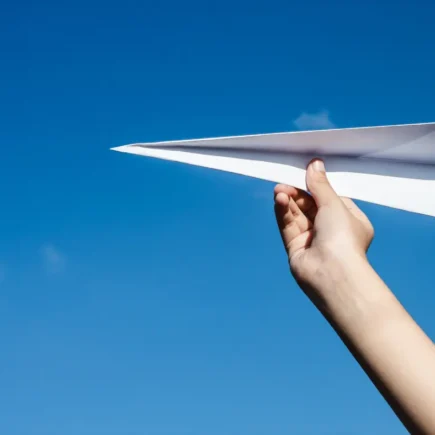 Papierflieger basteln Anleitung einfach