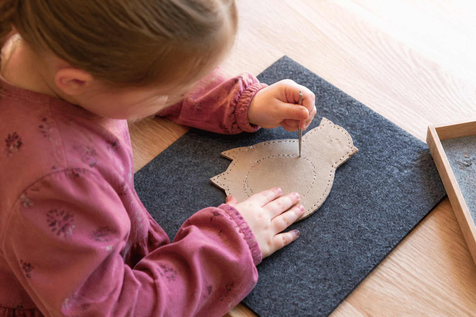 Feinmotorik fördern durch Basteln: Prickeln mit Nadel und Filzmatte nach Vorlagen für Kinder zur Schulung der Feinmotorik.